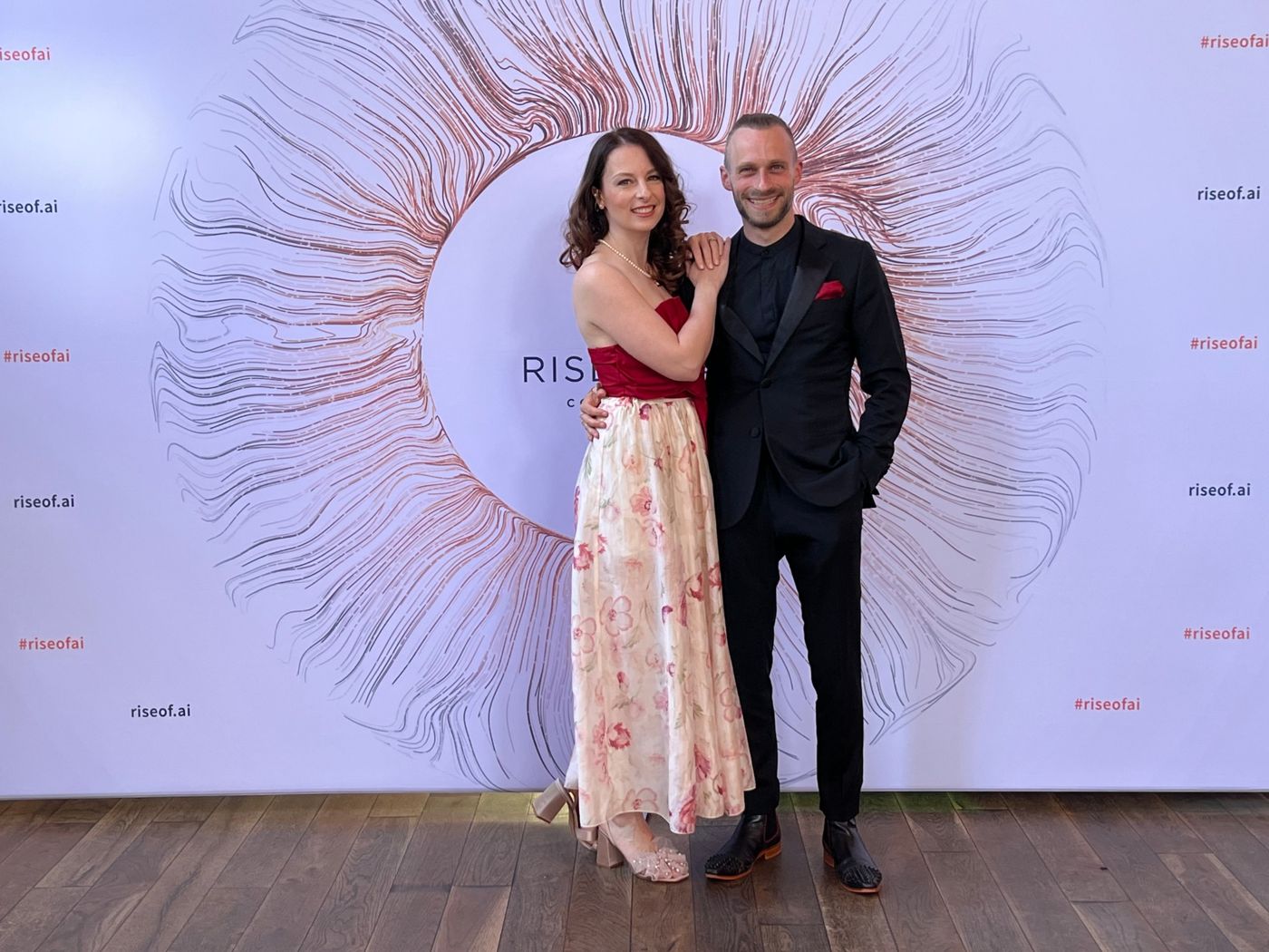 Veronika und Fabian Westerheide vor der Fotowand der Rise of AI